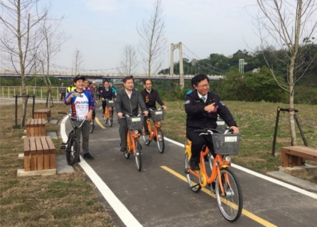 鄭市長親自試乘新設自行車道路線