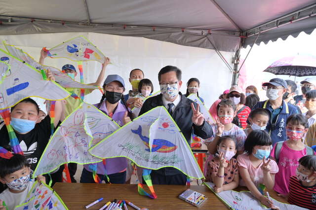 市長與孩童體驗風箏彩繪